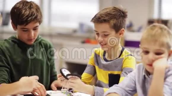 快乐的孩子在机器人学校学习视频的预览图
