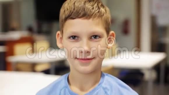 快乐微笑的青春期男孩在学校视频的预览图