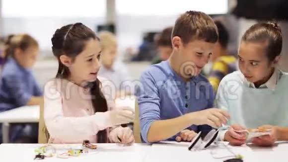 快乐的孩子在机器人学校学习视频的预览图