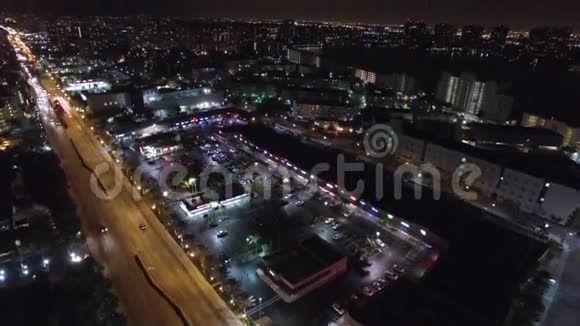 城市的夜间航拍视频视频的预览图