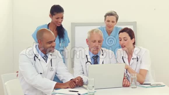 一队医生在电脑上工作视频的预览图