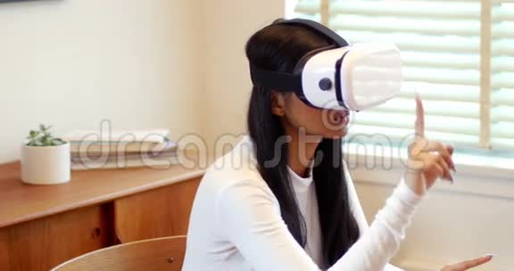 使用虚拟现实耳机的女性视频的预览图