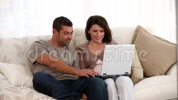 一对夫妇在看电脑视频的预览图