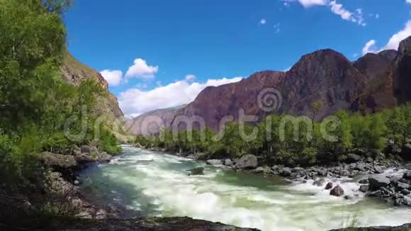 丘里什曼河阿尔泰山视频的预览图