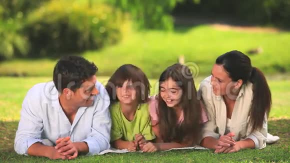 家人在草地上放松视频的预览图