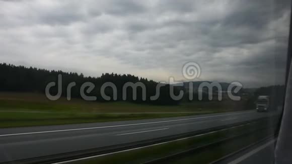 德国公路和交通道路旁的景观视频的预览图