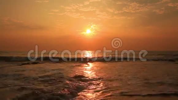 热带海滩上美丽的日落视频的预览图