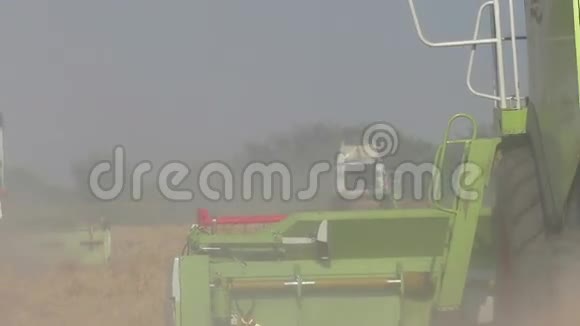 农业工作与现代机械视频的预览图
