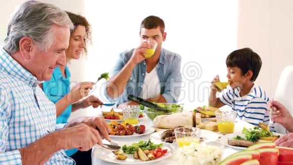 可爱的一家人在桌上吃午饭视频的预览图