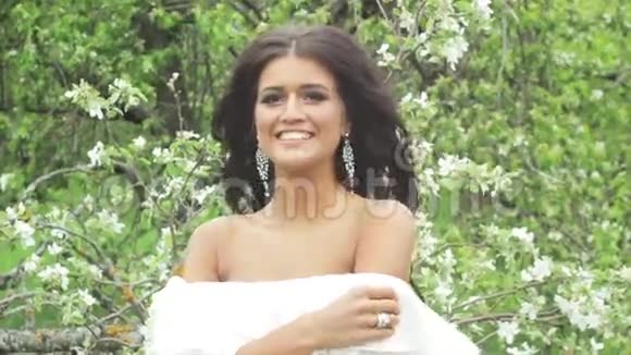 一个穿着白色裙子的黑皮肤漂亮女人视频的预览图