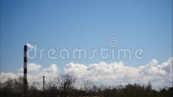 时间推移天空和移动云电厂管道与烟雾拉脱维亚4K视频的预览图