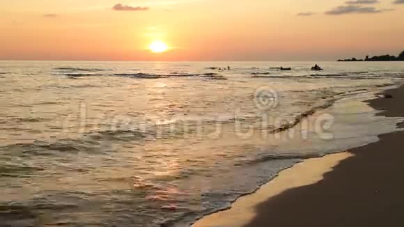 海上的热带日落视频的预览图