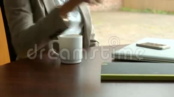 女商人喝咖啡视频的预览图