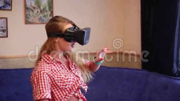 女人测试虚拟现实眼镜视频的预览图