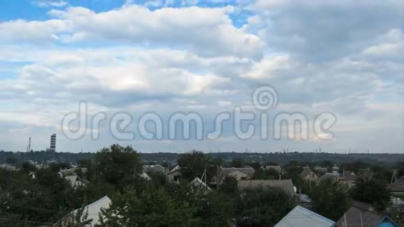 天空中的云在城市的房屋上移动视频的预览图