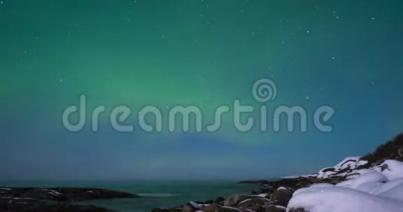 夜空中的北极光北极光或北极光视频的预览图