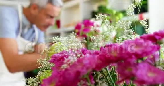 男花匠在花店布置花束视频的预览图