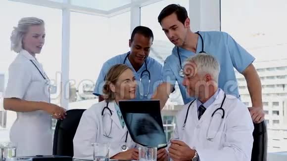 一组医生检查X光视频的预览图