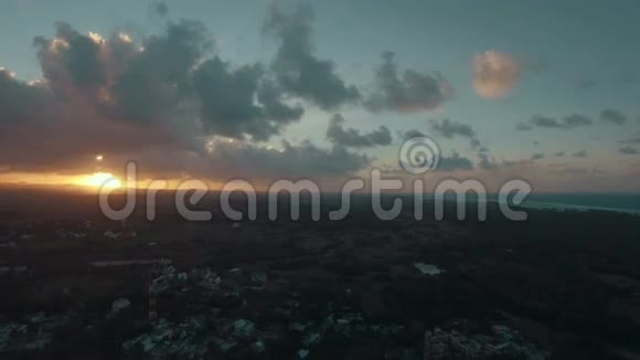 日落时毛里求斯岛鸟瞰视频的预览图