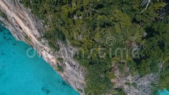 用石灰岩鸟瞰美丽的热带绿松石水视频的预览图