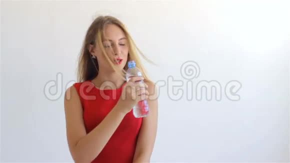 年轻漂亮的女孩喝矿泉水视频的预览图