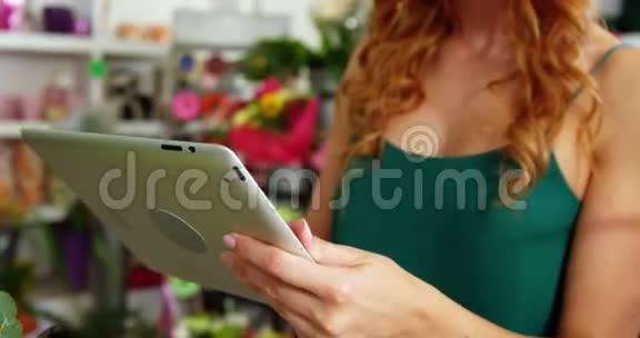 女性花店用数码平板电脑视频的预览图