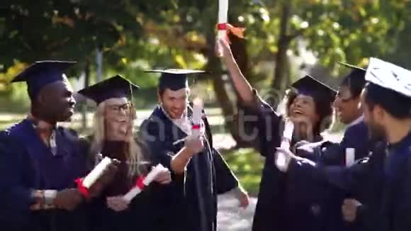 有文凭的灰泥板上快乐的学生视频的预览图