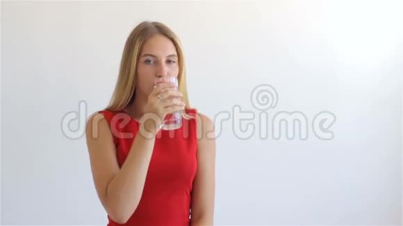 年轻漂亮的女孩喝矿泉水视频的预览图