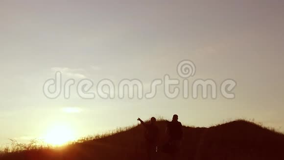 人们成群结队的游客走在夕阳的剪影上的旅游山上慢视频游客团体视频的预览图