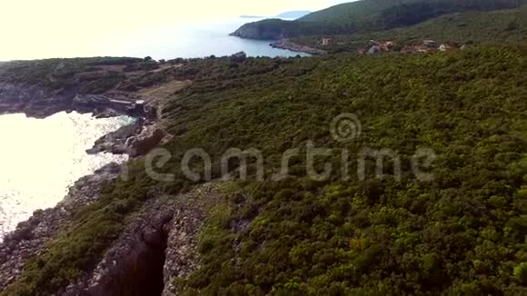 黑山海上的岩石岩石海岸野生海滩丹杰罗视频的预览图