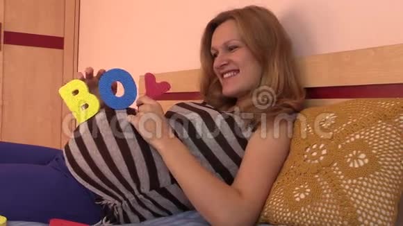 孕妇怀着儿子视频的预览图
