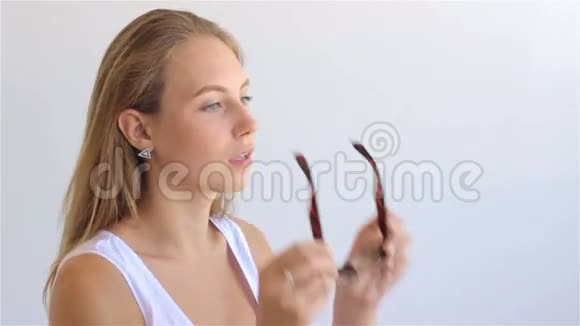 年轻可爱的金发女孩带着梳子视频的预览图