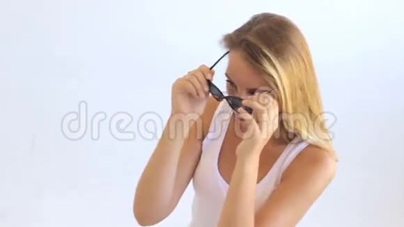 年轻迷人的带墨镜的女孩视频的预览图