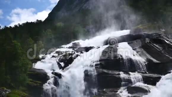 夏天在山河瀑布视频的预览图