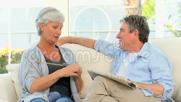 退休夫妇谈话视频的预览图