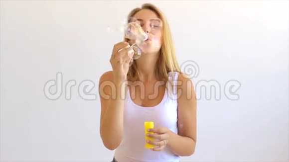 吹肥皂泡的可爱女孩视频的预览图