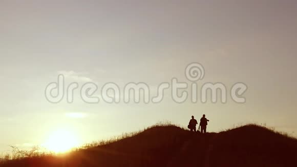人们成群结队的游客走在一座旅游夕阳剪影山上慢视频游客团体视频的预览图