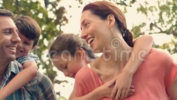 快乐的一家人一起在公园里视频的预览图