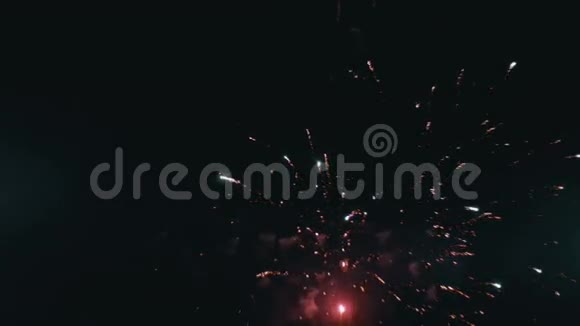 烟花在夜空中闪烁慢动作视频的预览图