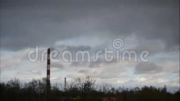 日出时间流逝天空移动云电厂烟斗拉脱维亚4k视频的预览图