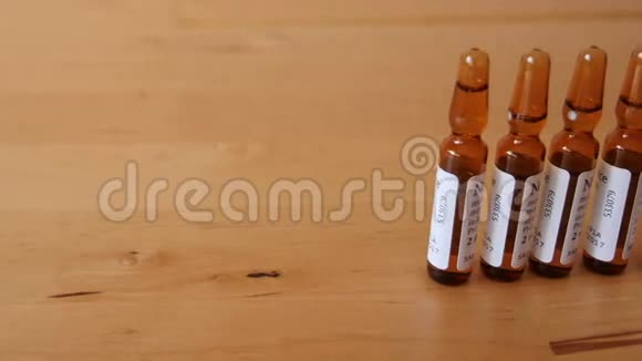 桌上的药用安瓿视频的预览图