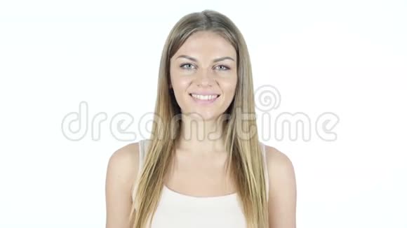微笑女人的肖像白色背景视频的预览图
