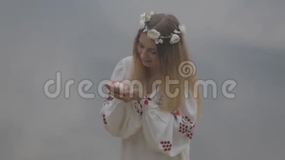 穿着白俄罗斯传统服装戴花环的年轻漂亮女孩视频的预览图