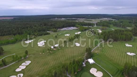 俯视绿色高尔夫球场室外绿草地从飞行无人机的空中视野视频的预览图