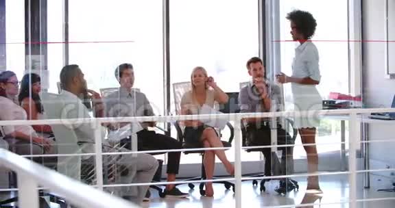 现代开放式计划办公室出席商业会议的人士视频的预览图