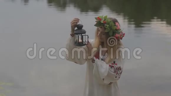 穿着白俄罗斯传统服装戴花环的年轻漂亮女孩视频的预览图