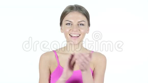 女人拍手白色背景视频的预览图