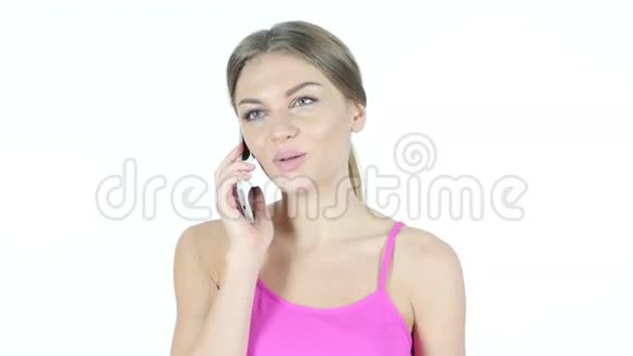 女人在智能手机上说话白色背景视频的预览图