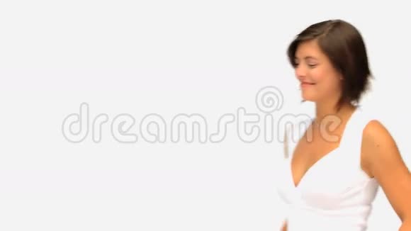 放松的黑发女人视频的预览图