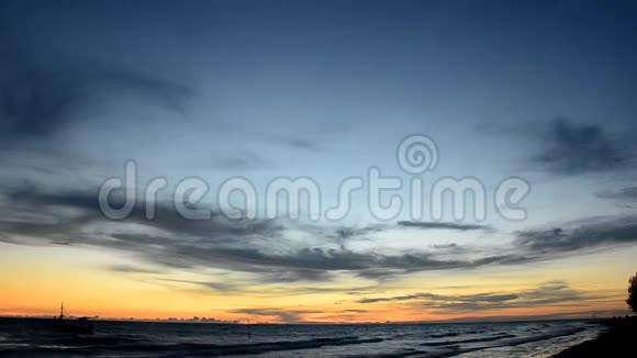 海滩上的波浪和云彩视频的预览图